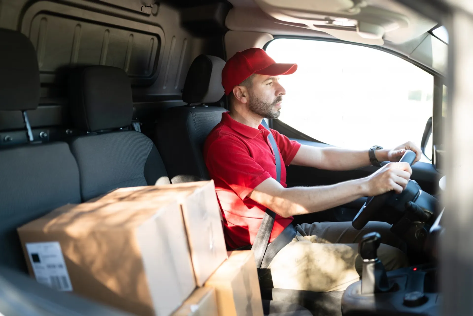 Auslieferungsfahrer im Transporter