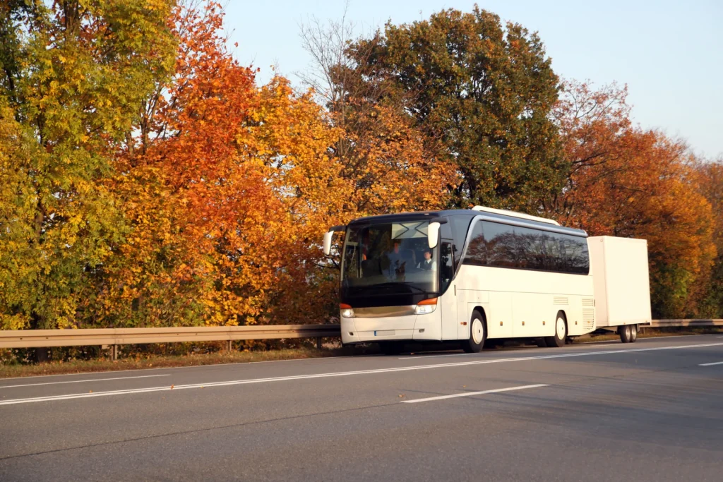 Reisebus mit Anhänger für den Führerschein Klasse DE