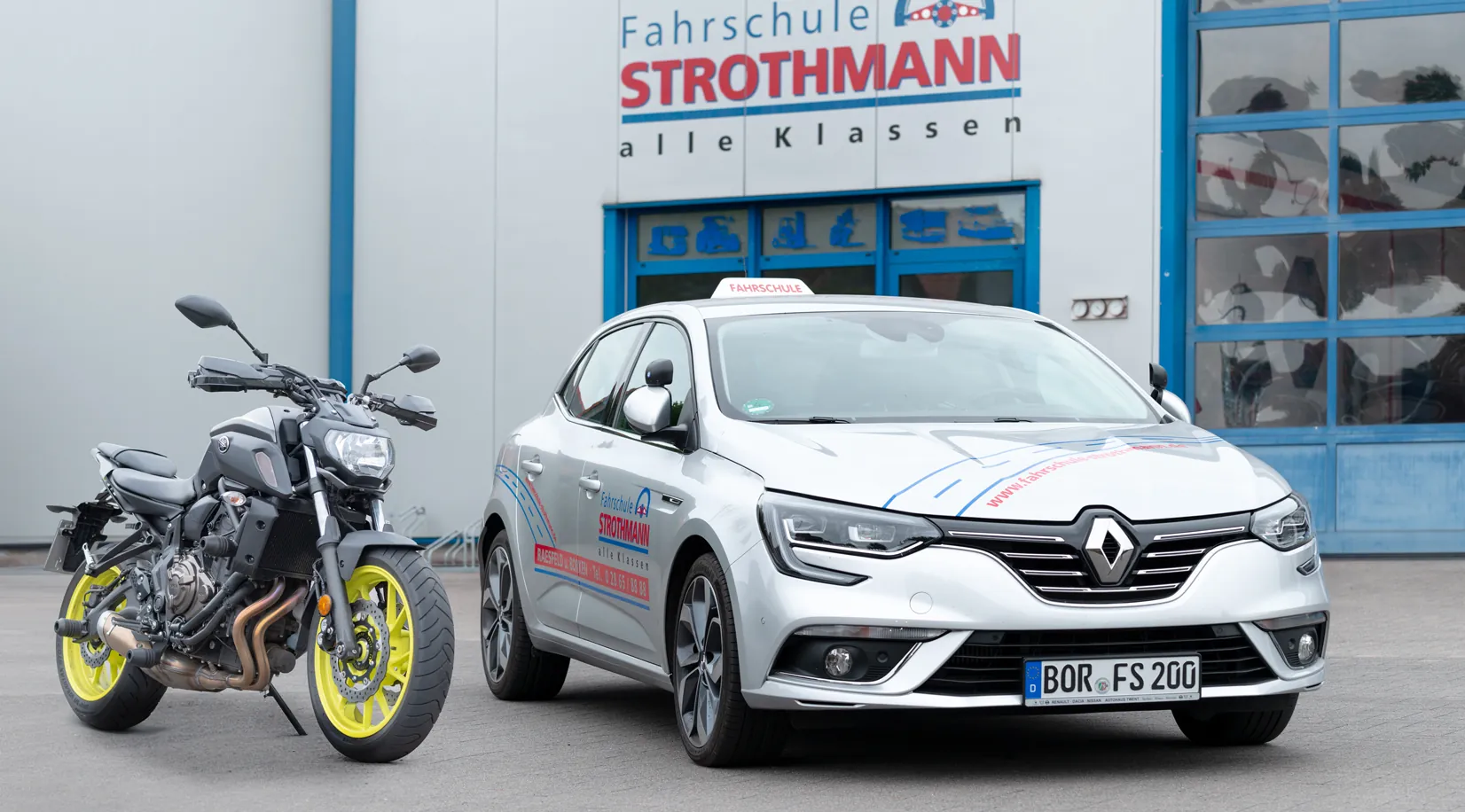 Motorrad und Fahrschulauto für die Erweiterung B196