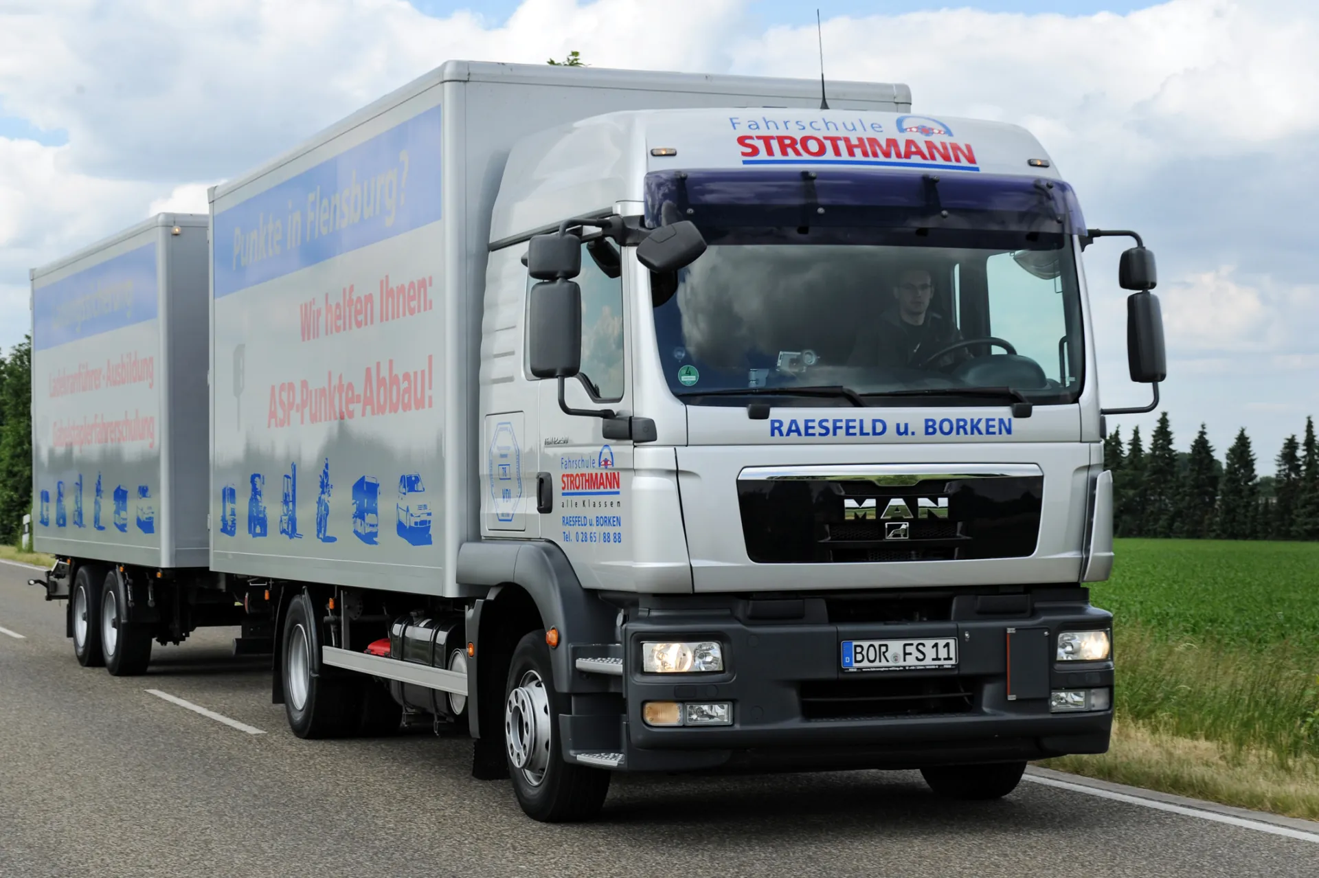 LKW mit Anhänger der Fahrschule Strothmann für den Führerschein CE