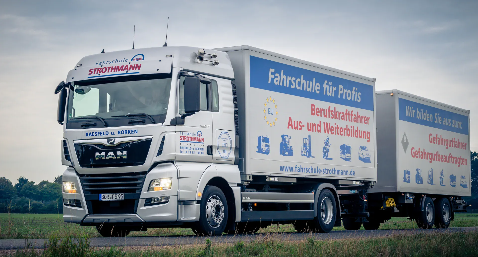 LKW-Gliederzug der Fahrschule Strothmann auf dem Übungsplatz in Raesfeld