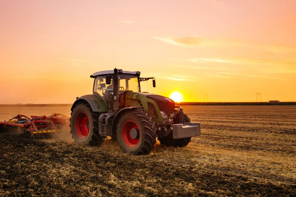 Traktor auf dem Feld für den Treckerführerschein Klasse T